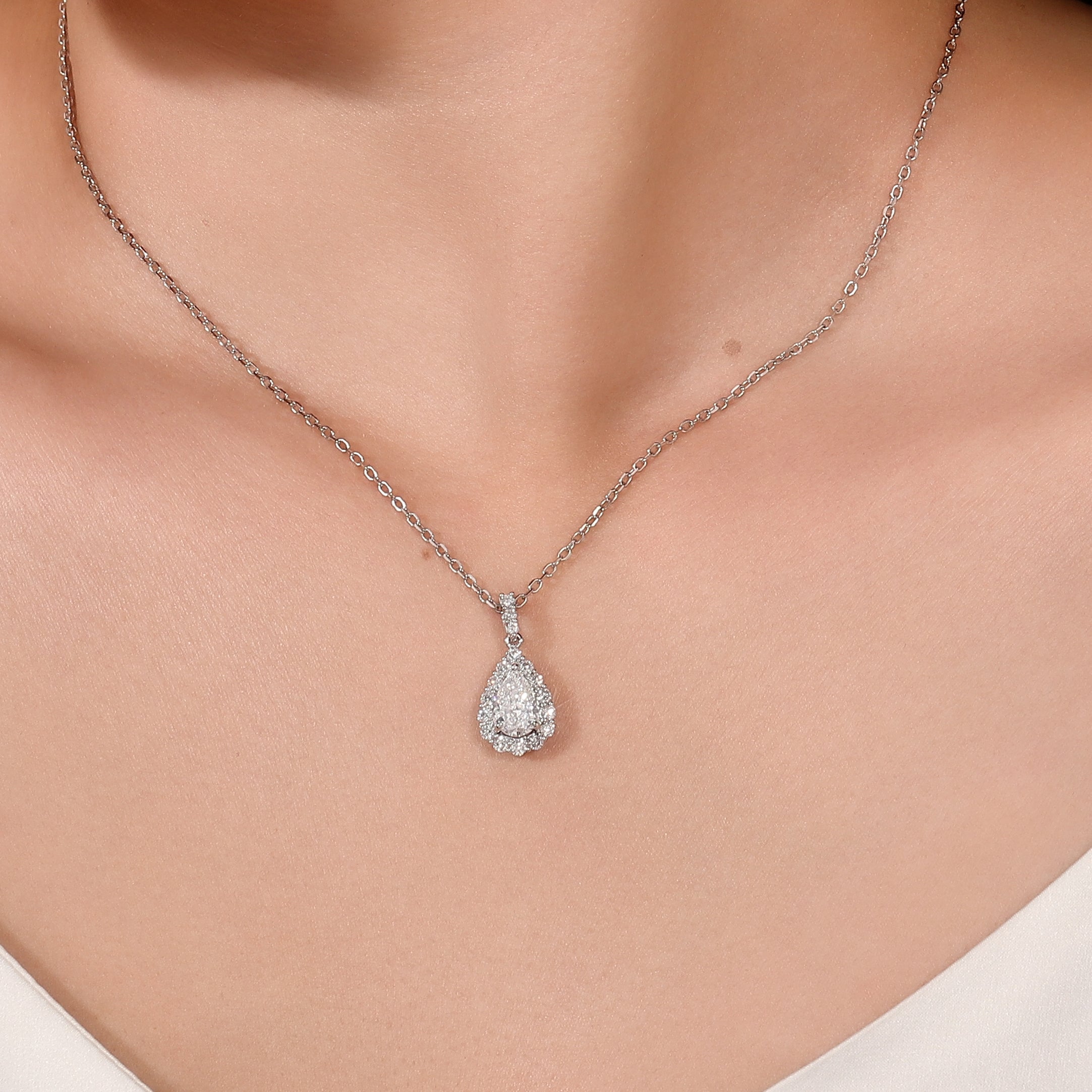 18Kt White Gold 1Ct Pear Lab Diamond & Stardust Halo Pendant（Pendant only）