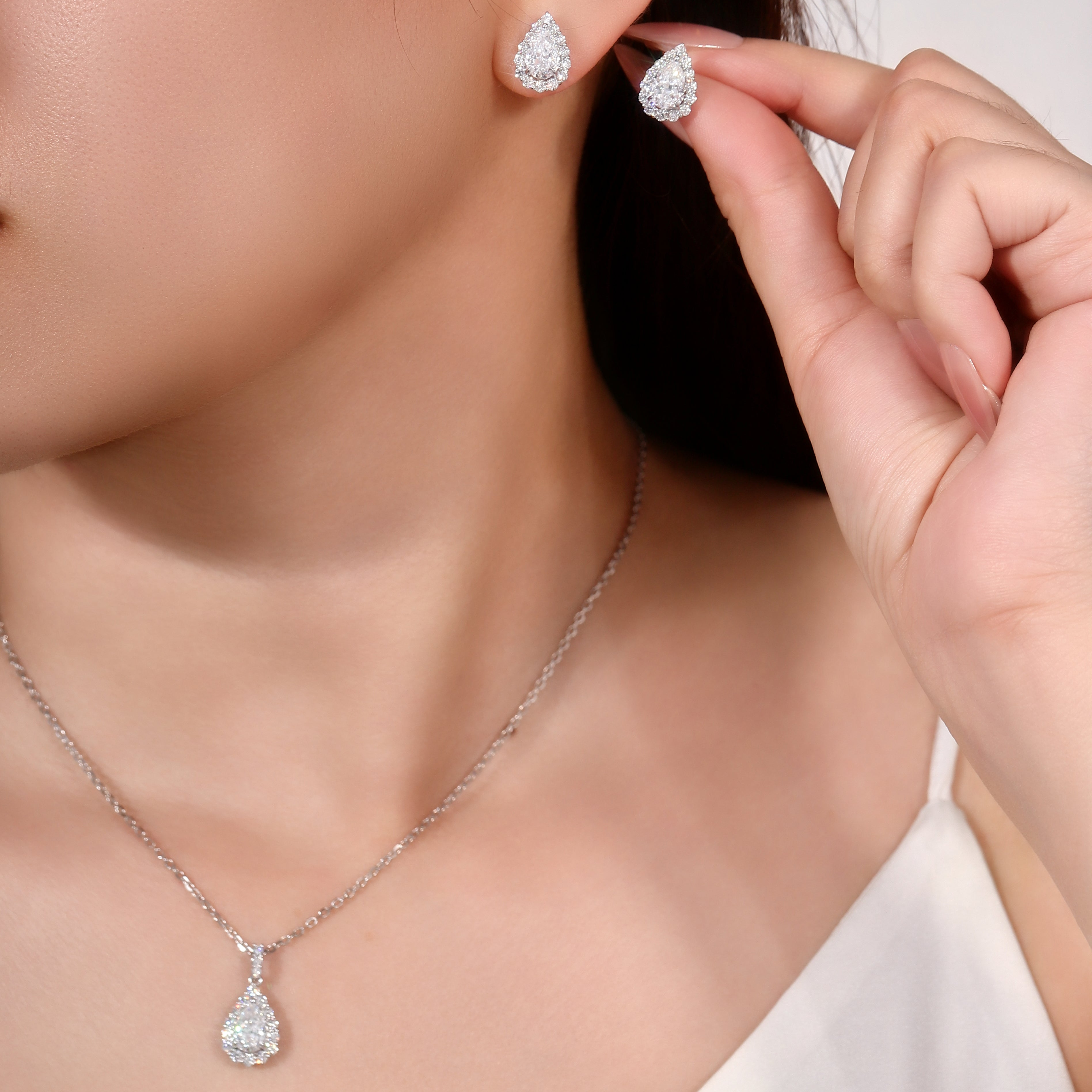 18Kt White Gold 1Ct Pear Lab Diamond & Stardust Halo Pendant（Pendant only）