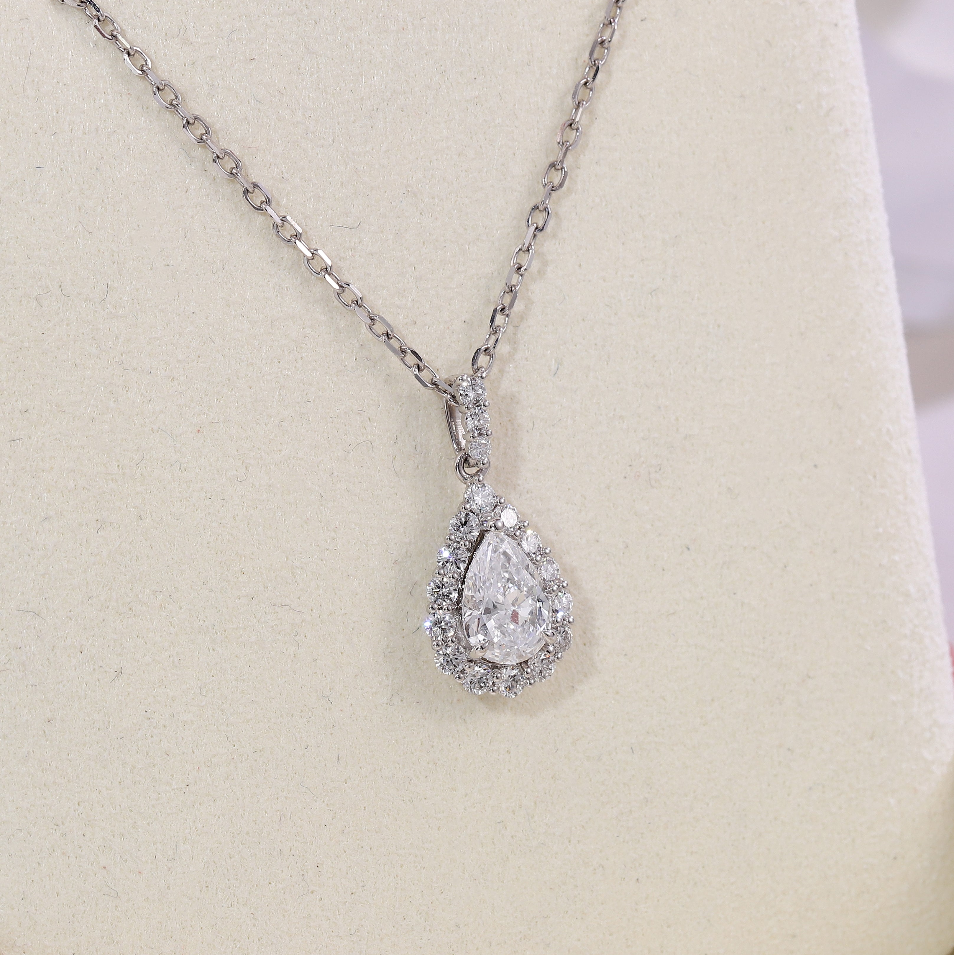 18Kt White Gold 1Ct Pear Lab Diamond & Stardust Halo Pendant（Pendant only）