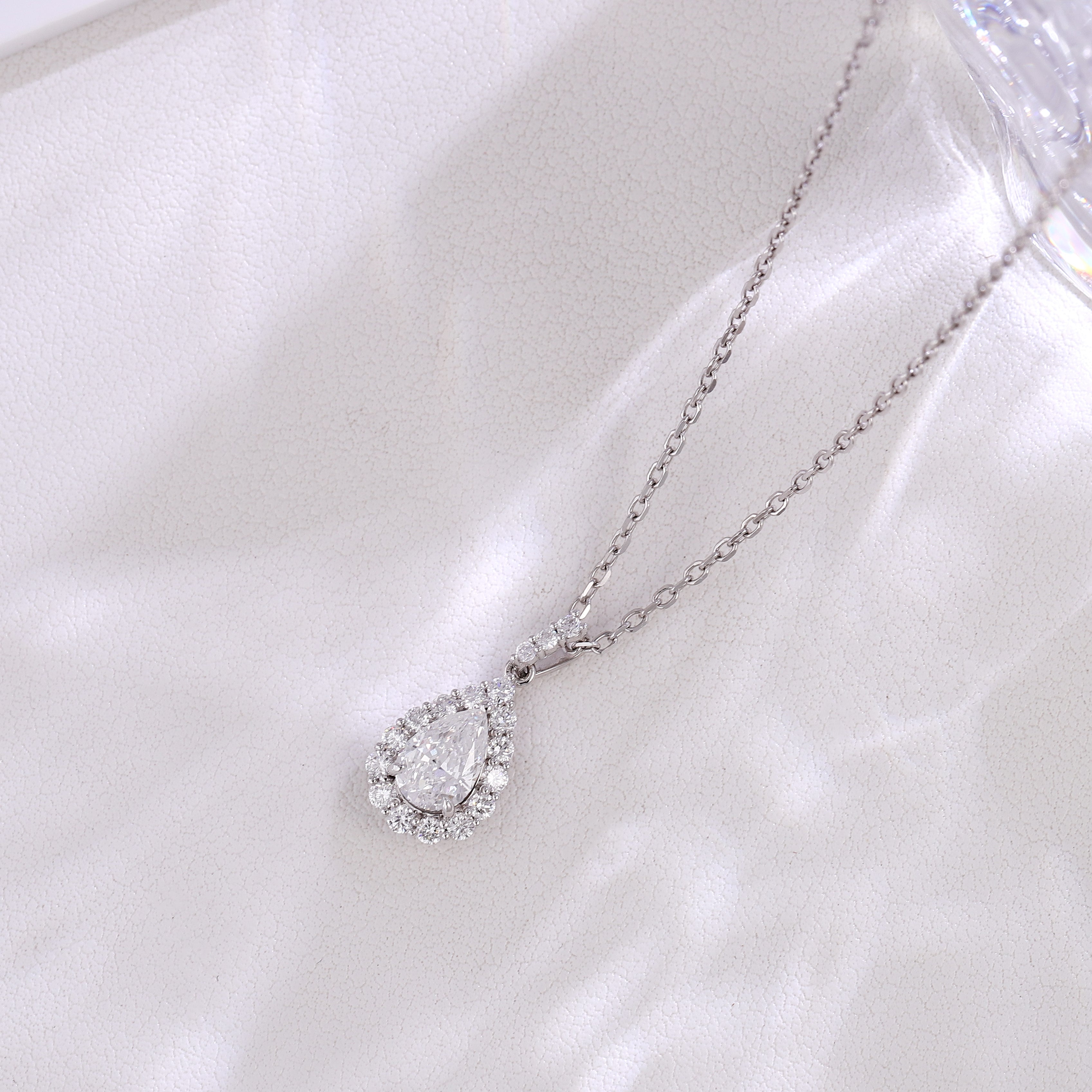 18Kt White Gold 1Ct Pear Lab Diamond & Stardust Halo Pendant（Pendant only）