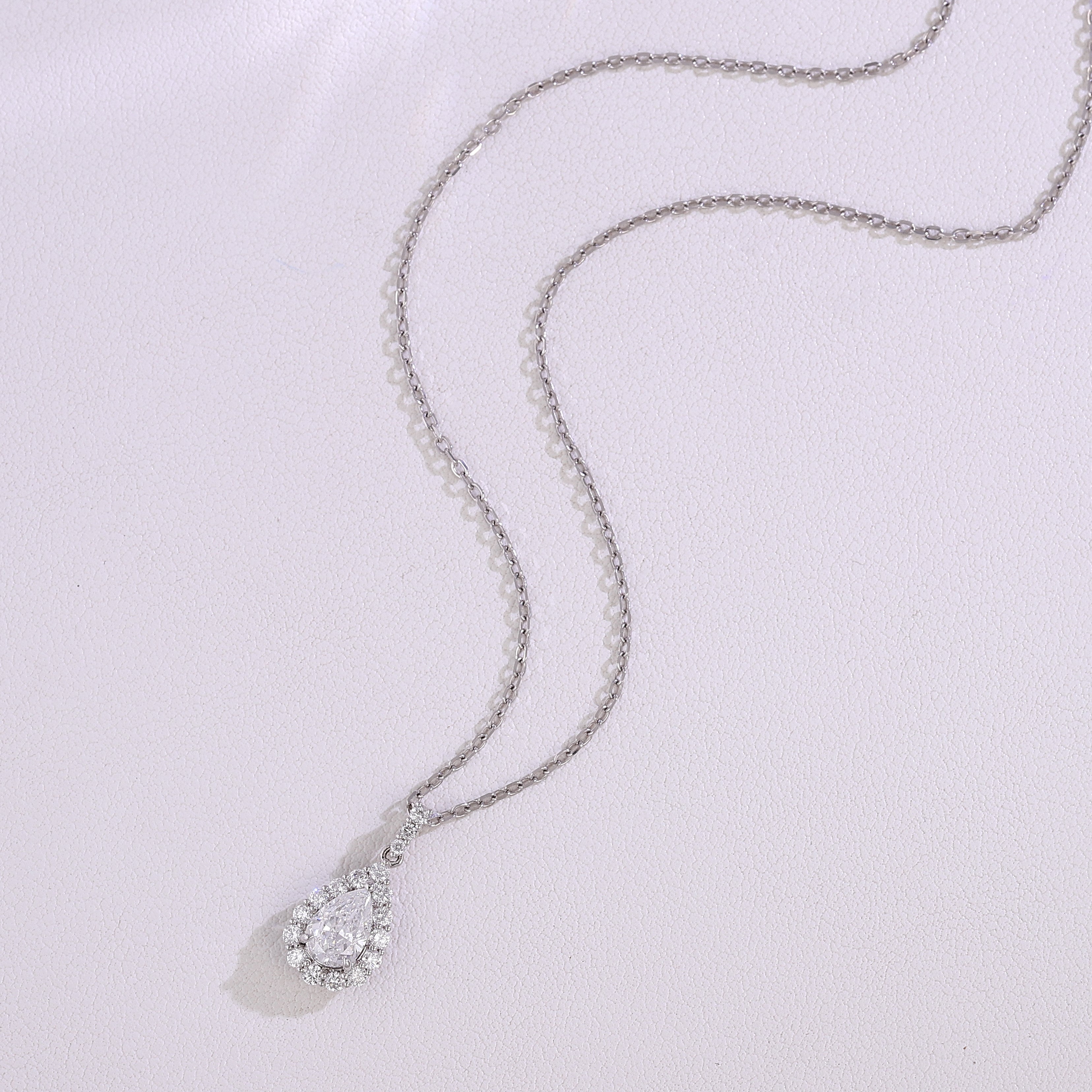 18Kt White Gold 1Ct Pear Lab Diamond & Stardust Halo Pendant（Pendant only）